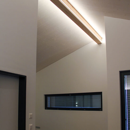 Profilleuchte im Firstbalken Profilleuchte im Firstbalken