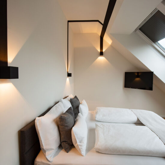 Wandleuchte Box mit direkt und indirektem Lichtaustritt Wandleuchte Box mit direkt und indirektem Lichtaustritt