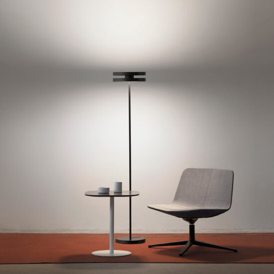 Stehleuchte mit Licht nach unten und oben Stehleuchte mit Licht nach unten und oben