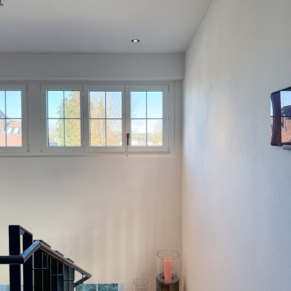Grundbeleuchtung mit Spots über der Treppe