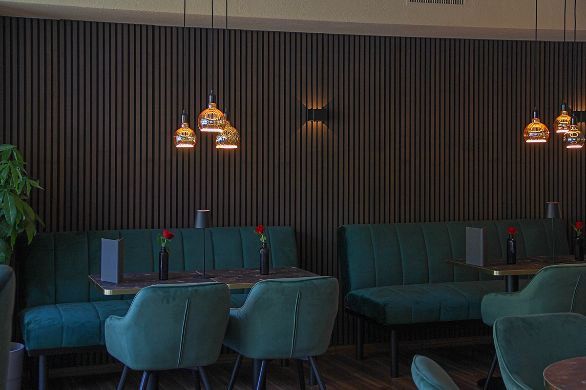 L'unico Bar Pendelleuchten über den Tischen