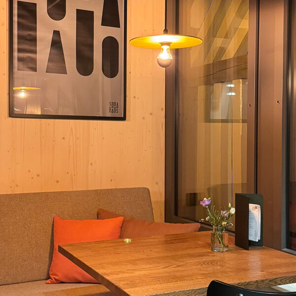 Pendelleuchte über Tisch